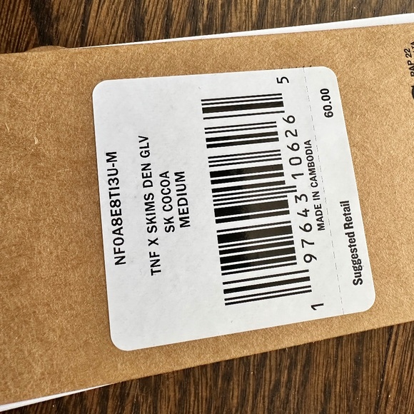 The North Face x SKIMS Retro Denali Fleece Gloves - Picture 2 of 2